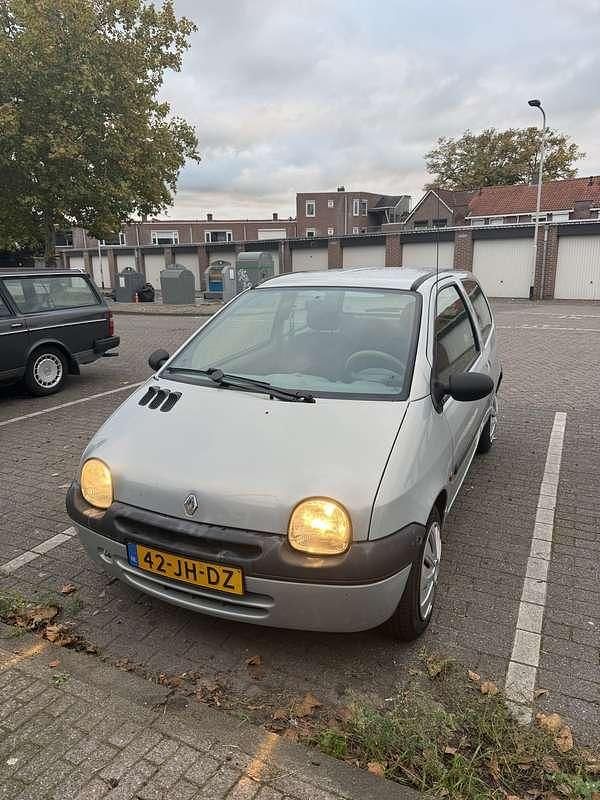Zilver Gebruikt 2002 Renault Twingo Expression Hatchback | € 1.450 (Eerlijke prijs) - Afbeelding 1/4