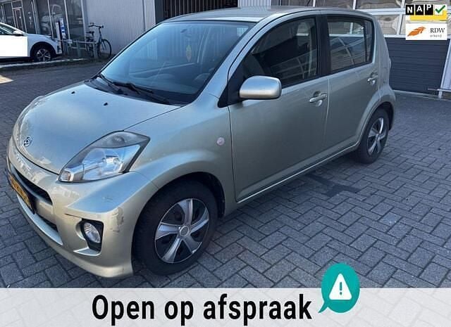 Grijs Gebruikt 2009 Daihatsu Sirion Hatchback | € 3.850 (Goede deal) - Afbeelding 1/4