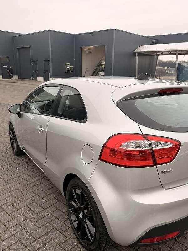 Occasion Kia Rio 86 PK (63 kW) 2012 Grijs MPV