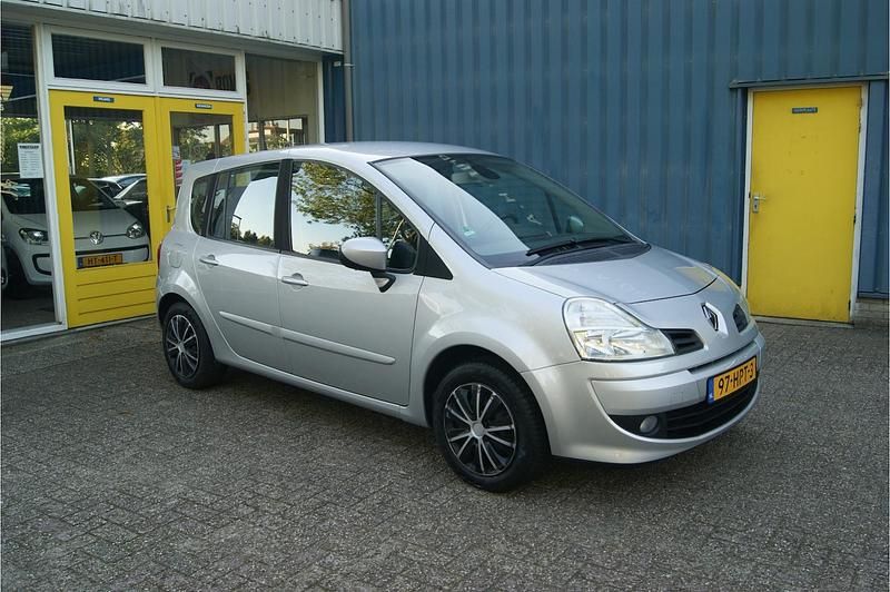 Grijs Gebruikt 2009 Renault Grand Modus Dynamique MPV | € 2.495 (Eerlijke prijs) - Afbeelding 1/4