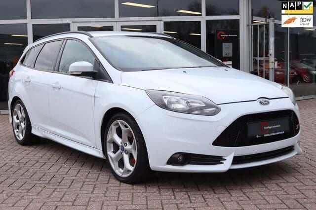 Wit Gebruikt 2013 Ford Focus ST Hatchback | € 11.940 (Goede deal) - Afbeelding 1/4