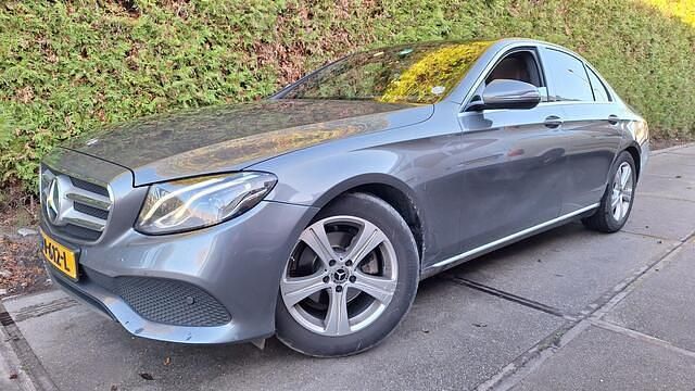Grijs Gebruikt 2017 Mercedes E200 Premium Sedan | € 13.900 (Super prijs) - Afbeelding 1/4