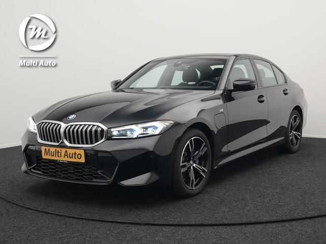 Zwart, metallic lak Gebruikt 2023 BMW 330 M Sport Sedan | € 44.740 (Eerlijke prijs) - Afbeelding 1/4