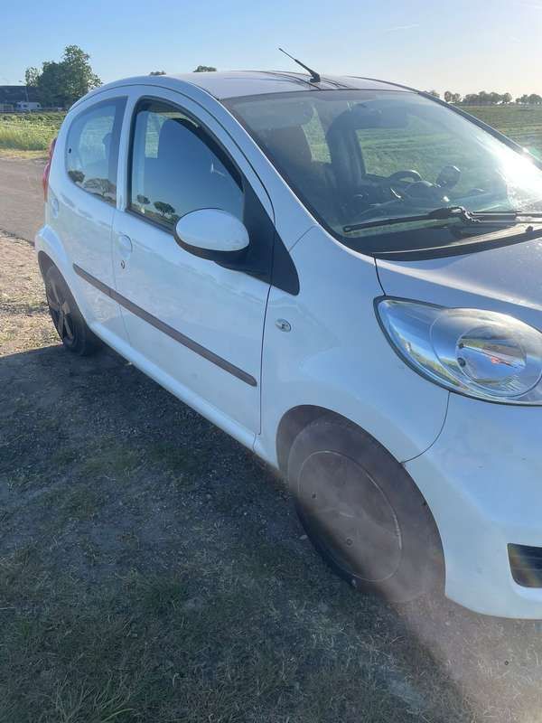 Wit Gebruikt 2010 Peugeot 107 Hatchback | € 2.250 (Eerlijke prijs) - Afbeelding 1/4