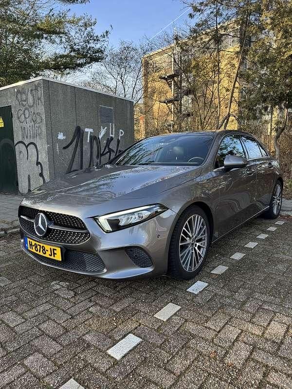 Grijs Occasion 2020 Mercedes A180 Hatchback | € 22.500 (Goede deal) - Afbeelding 1/4