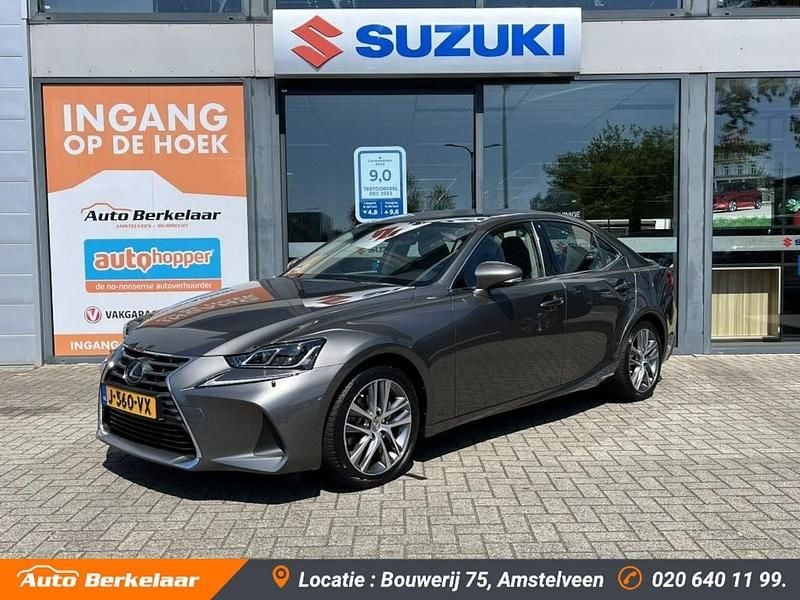 Grijs Gebruikt 2020 Lexus IS300h Business Edition Sedan | € 28.745 (Eerlijke prijs) - Afbeelding 1/4