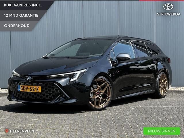 Zwart Gebruikt 2024 Toyota Corolla Plus Stationwagen | € 41.895 (Duur) - Afbeelding 1/4
