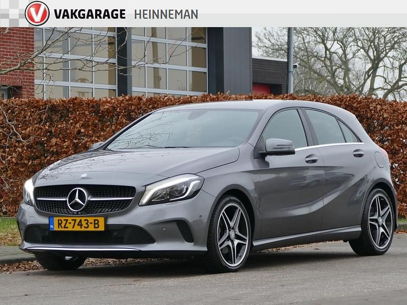 Grijs Gebruikt 2016 Mercedes A180 AMG line Hatchback | € 14.950 (Eerlijke prijs) - Afbeelding 1/4