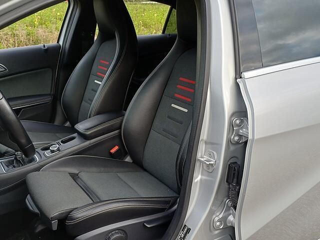 Grijs Gebruikt 2016 Mercedes A180 Ambition Hatchback | € 14.750 (Eerlijke prijs) - Afbeelding 1/4