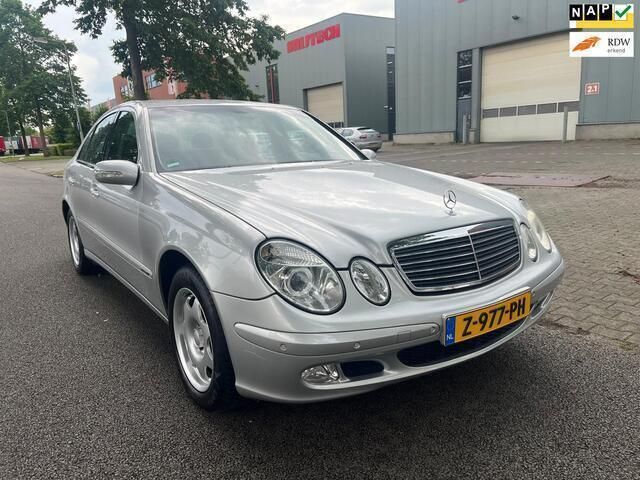 Grijs Gebruikt 2003 Mercedes E240 Classic Sedan | € 6.999 (Eerlijke prijs) - Afbeelding 1/4