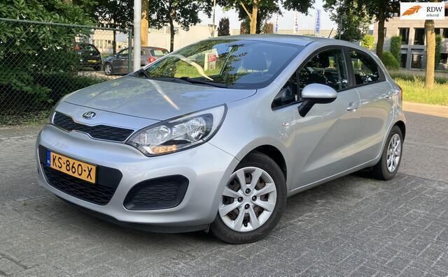 Grijs Gebruikt 2015 Kia Rio Hatchback | € 8.450 (Eerlijke prijs) - Afbeelding 1/4