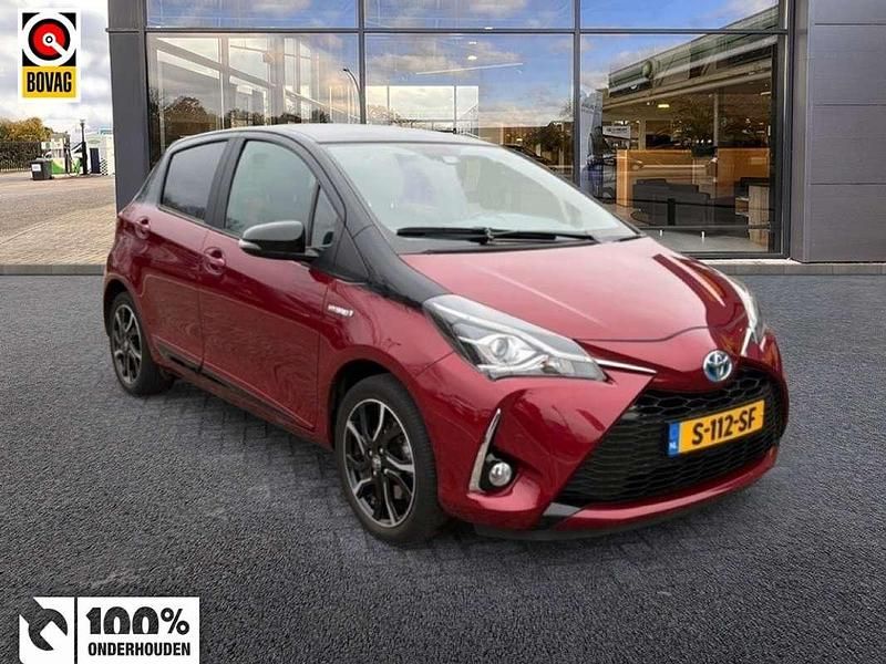 Rood (metallic) Gebruikt 2018 Toyota Yaris Hybrid Hatchback | € 15.800 (Goede deal) - Afbeelding 1/4