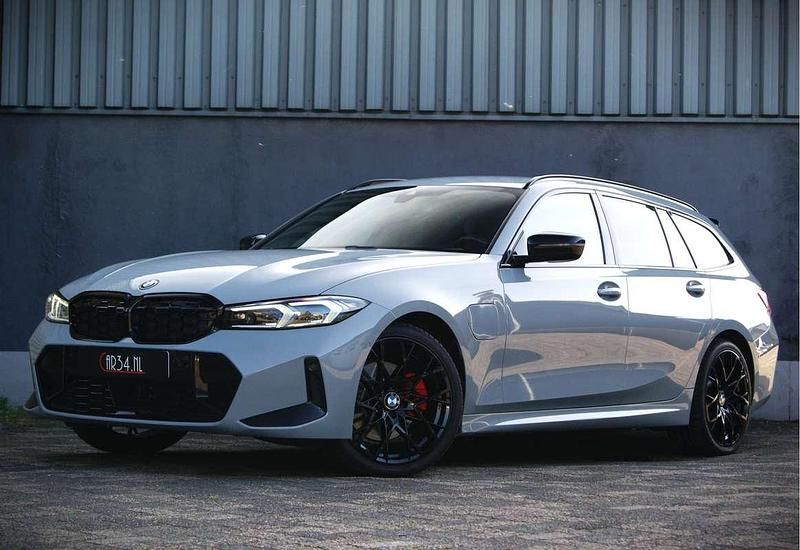 Grijs Gebruikt 2022 BMW 330e M Sport Stationwagen | € 41.949 (Iets duurder) - Afbeelding 1/4