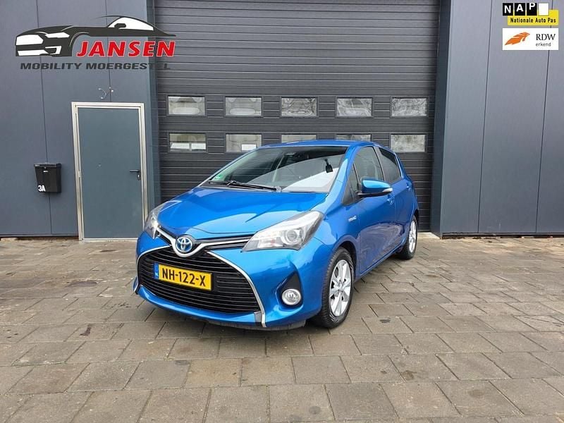 Blauw (metallic) Gebruikt 2017 Toyota Yaris Hybrid Trend Hatchback | € 12.995 (Goede deal) - Afbeelding 1/4
