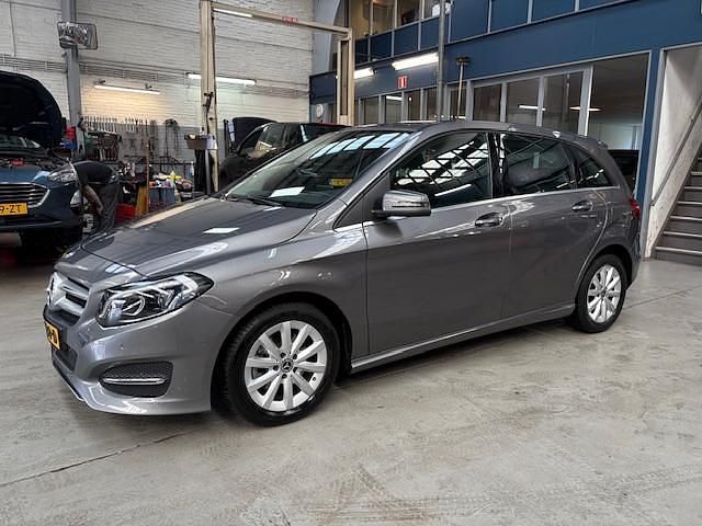 Grijs Gebruikt 2018 Mercedes B180 Ambition MPV | € 19.650 (Eerlijke prijs) - Afbeelding 1/4