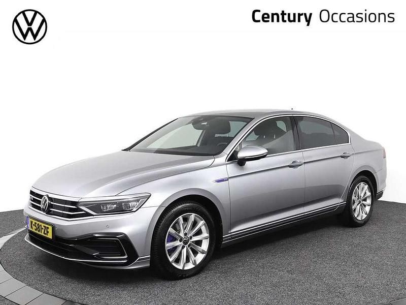 Grijs, metallic lak Gebruikt 2021 VW Passat Business Sedan | € 24.900 (Goede deal) - Afbeelding 1/4