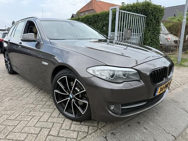 Bruin Gebruikt 2011 BMW 523 Executive Stationwagen | € 5.900 (Goede deal) - Afbeelding 1/4