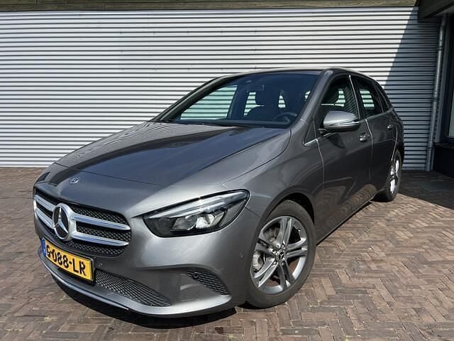 Grijs Gebruikt 2019 Mercedes B180 Advantage MPV | € 21.990 (Eerlijke prijs) - Afbeelding 1/4