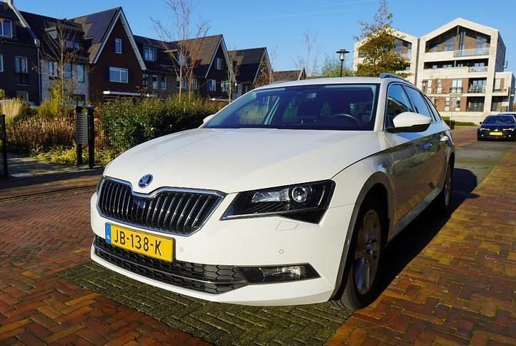 Gebruikt 2016 Skoda Superb Stationwagen | € 14.955 (Goede deal) - Afbeelding 1/4