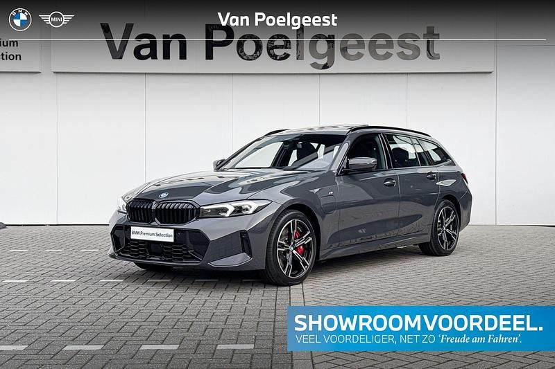 Grijs Nieuw 2025 BMW 330e M Sport Stationwagen | € 72.862 (Eerlijke prijs) - Afbeelding 1/4