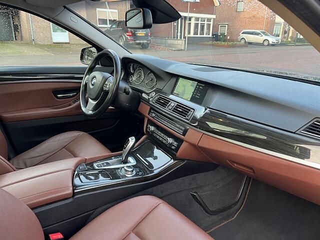Zwart (metallic) Gebruikt 2012 BMW 520 Executive Stationwagen | € 9.950 (Eerlijke prijs) - Afbeelding 1/3