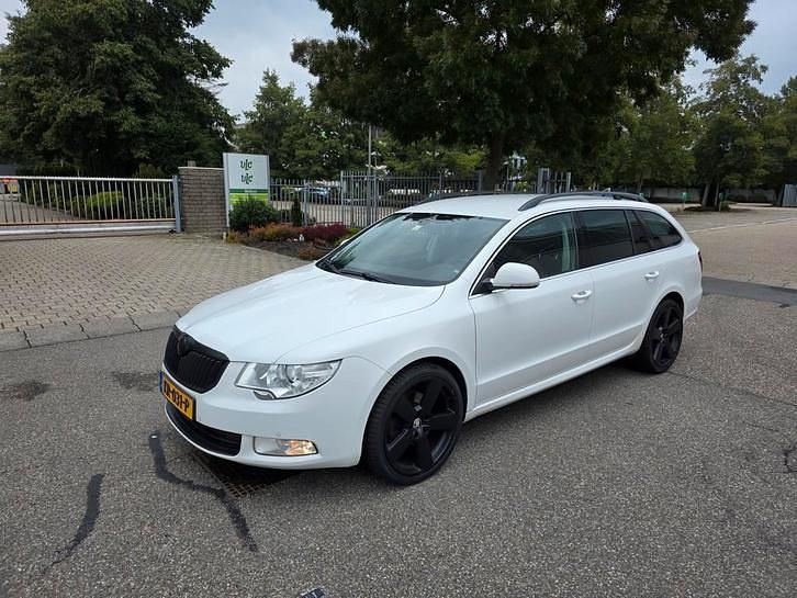 Occasion 2010 Skoda Superb Stationwagen | € 5.500 (Goede deal) - Afbeelding 1/4