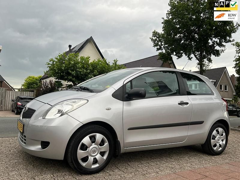 Grijs Gebruikt 2008 Toyota Yaris Terra Hatchback | € 3.980 (Eerlijke prijs) - Afbeelding 1/3