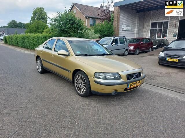Geel Gebruikt 2002 Volvo S60 Sedan | € 999 (Goede deal) - Afbeelding 1/4