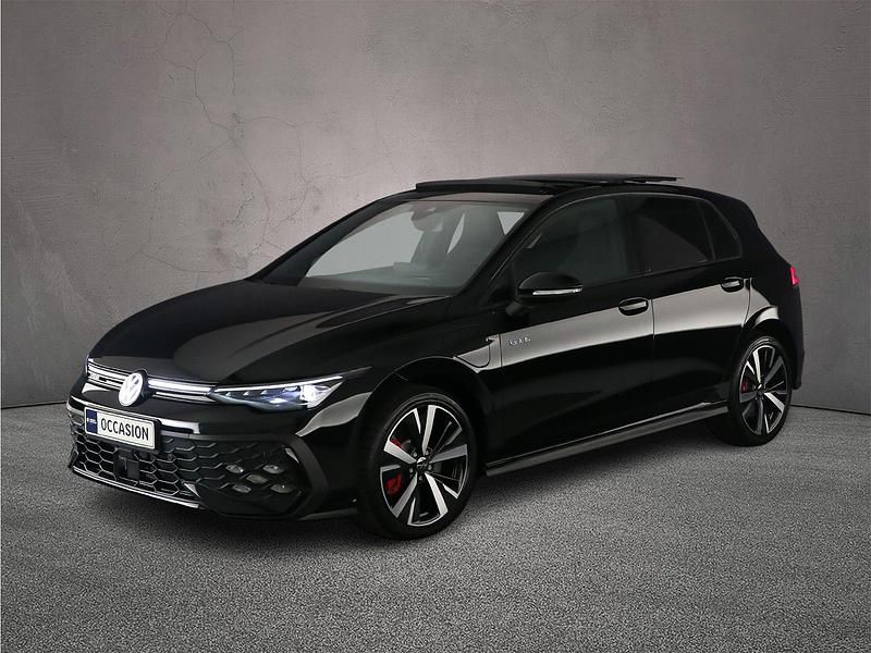 Metallic mythical black (0e) Nieuw 2025 VW Golf VIII GTE Hatchback | € 49.900 (Duur) - Afbeelding 1/4
