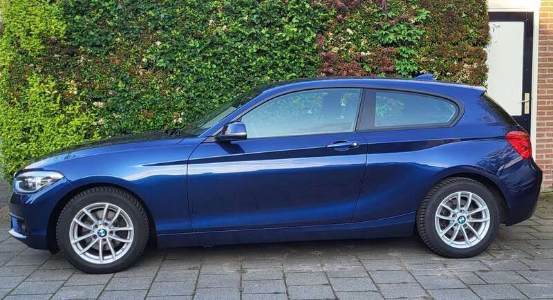 Blauw Gebruikt 2017 BMW 120 Executive Hatchback | € 15.950 (Goede deal) - Afbeelding 1/4