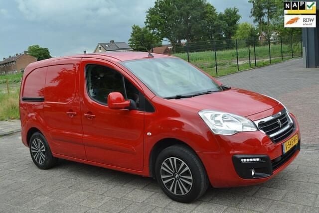 Rood Gebruikt 2017 Peugeot Partner Premium MPV | € 5.950 (Goede deal) - Afbeelding 1/4