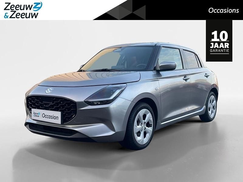 Premium silver metallic (licht grijs) Gebruikt 2025 Suzuki Swift Hatchback | € 19.725 (Goede deal) - Afbeelding 1/4