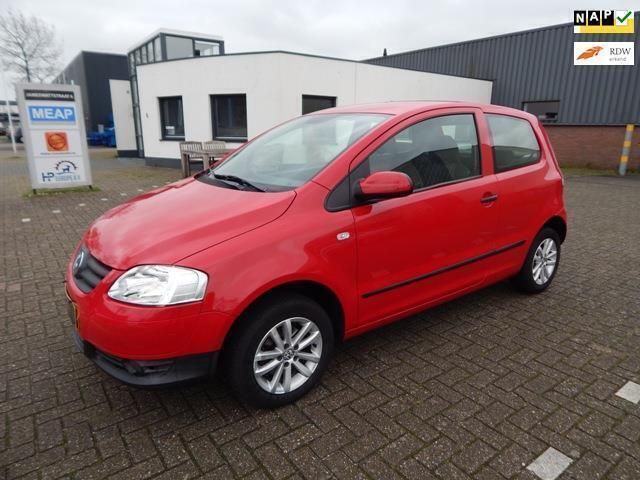 Rood Gebruikt 2008 VW Fox Trendline Hatchback | € 1.795 (Eerlijke prijs) - Afbeelding 1/4