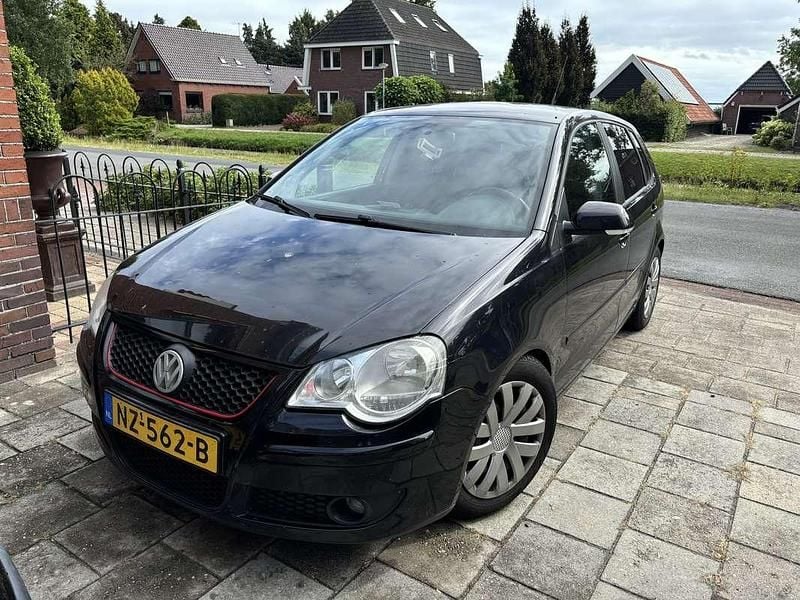 Zwart Occasion 2009 VW Polo Trendline Hatchback | € 1.250 (Super prijs) - Afbeelding 1/4