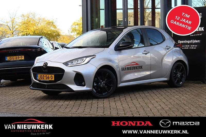 Stormy silver (grijs metallic) Nieuw 2025 Mazda 2 Homura-Line Hatchback | € 31.400 (Eerlijke prijs) - Afbeelding 1/4