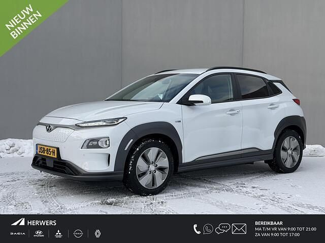 Chalk white metallic (p6w) Occasion 2022 Hyundai Kona Premium SUV | € 22.935 (Eerlijke prijs) - Afbeelding 1/4