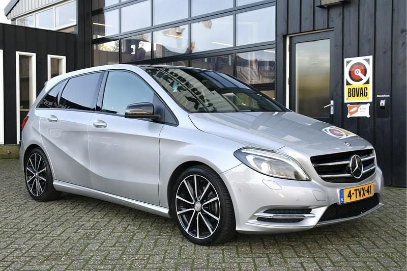 Grijs Gebruikt 2014 Mercedes B180 Ambition MPV | € 13.589 (Eerlijke prijs) - Afbeelding 1/4