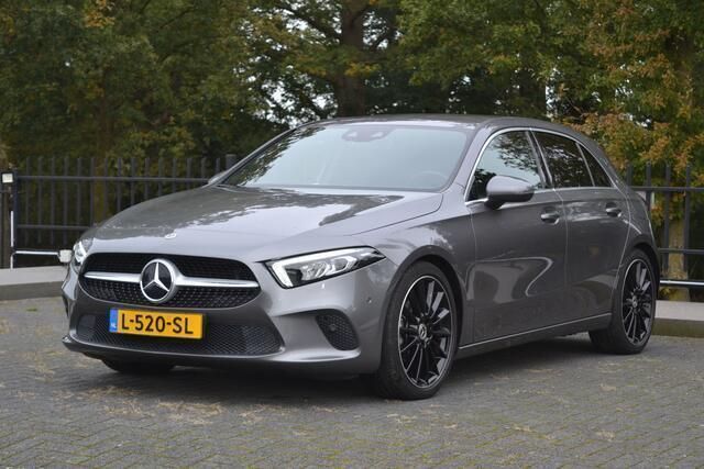 Grijs Gebruikt 2021 Mercedes A180 Avantgarde Hatchback | € 23.900 (Super prijs) - Afbeelding 1/4