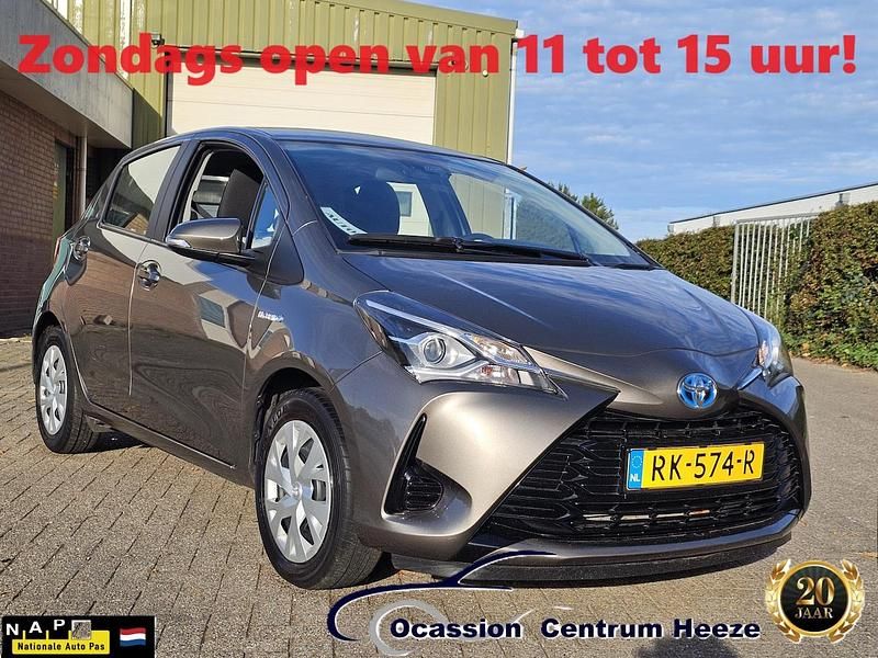 Grijs (metallic) Occasion 2017 Toyota Yaris Hybrid Hatchback | € 14.499 (Eerlijke prijs) - Afbeelding 1/4