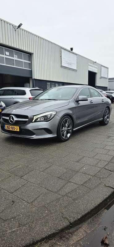 Grijs Gebruikt 2016 Mercedes CLA200 Sedan | € 15.800 (Eerlijke prijs) - Afbeelding 1/4