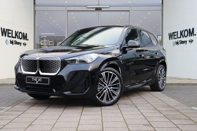 Saphirschwarz Nieuw 2024 BMW iX1 Executive SUV | € 66.319 (Eerlijke prijs) - Afbeelding 1/4