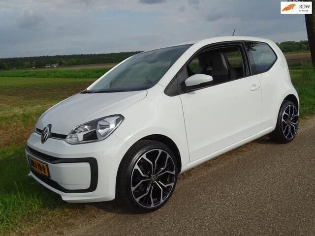 Wit Occasion 2022 VW up! Hatchback | € 11.800 (Goede deal) - Afbeelding 1/4