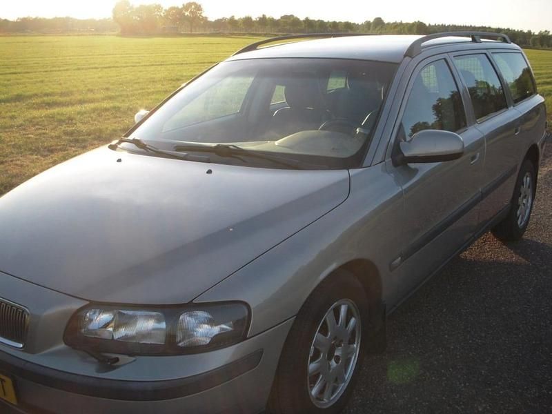 Beige (metallic) Gebruikt 2002 Volvo V70 Stationwagen | € 1.900 (Super prijs) - Afbeelding 1/4