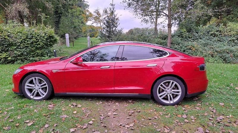 Rood (metallic) Gebruikt 2015 Tesla Model S Hatchback | € 17.500 (Super prijs) - Afbeelding 1/4