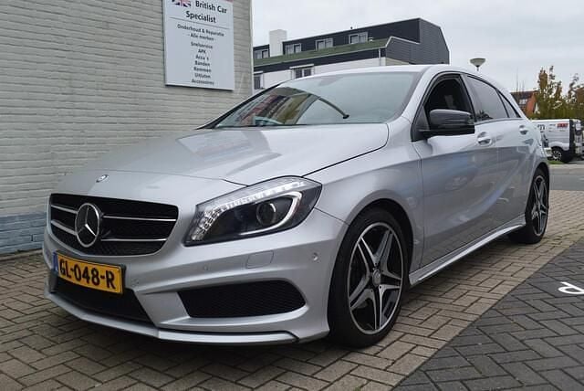 Grijs Gebruikt 2015 Mercedes A180 Ambition Hatchback | € 18.950 (Eerlijke prijs) - Afbeelding 1/4