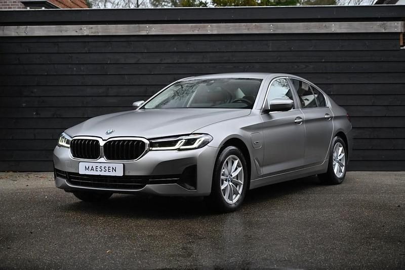 Grijs Occasion 2021 BMW 530e Comfort Edition Sedan | € 34.950 (Eerlijke prijs) - Afbeelding 1/4
