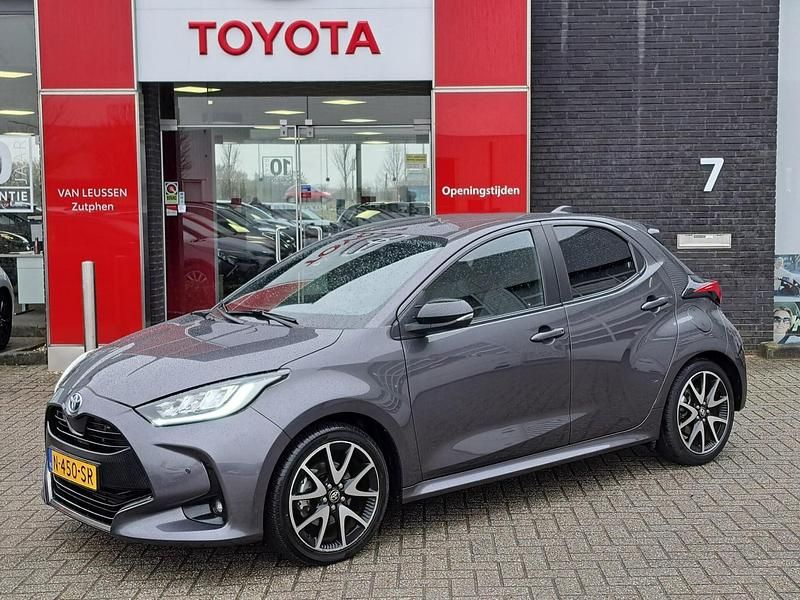 Occasion Toyota Yaris Executive 116 PK (85 kW) 2022 Grijs Hatchback