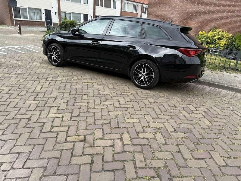Zwart Gebruikt 2022 Seat Leon ST Style Stationwagen | € 19.950 (Eerlijke prijs) - Afbeelding 1/4