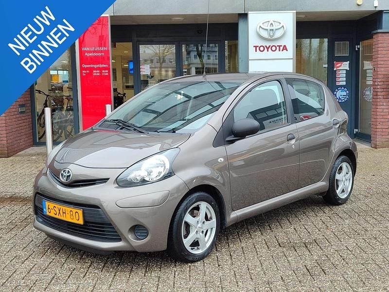 Bruin Occasion 2014 Toyota Aygo Hatchback | € 5.240 (Goede deal) - Afbeelding 1/4