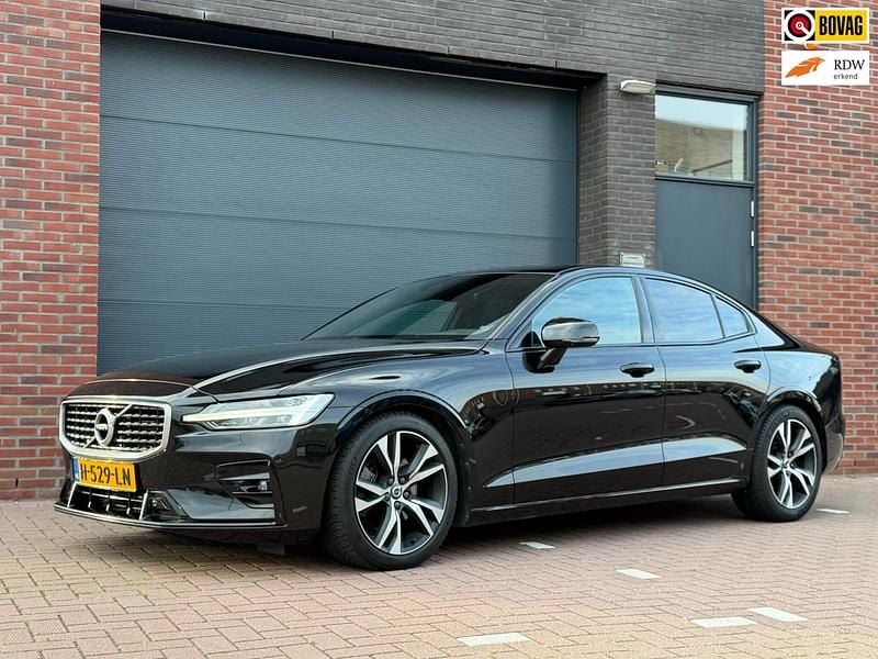 Zwart (metallic) Gebruikt 2020 Volvo S60 R-Design Sedan | € 28.900 (Eerlijke prijs) - Afbeelding 1/4